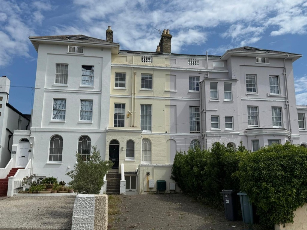 Lot: 81 - FREEHOLD SEAFRONT FIVE STOREY HOME WITH PARKING AND BEAUTIFUL BEACH AND SEA VIEWS - A view of the front